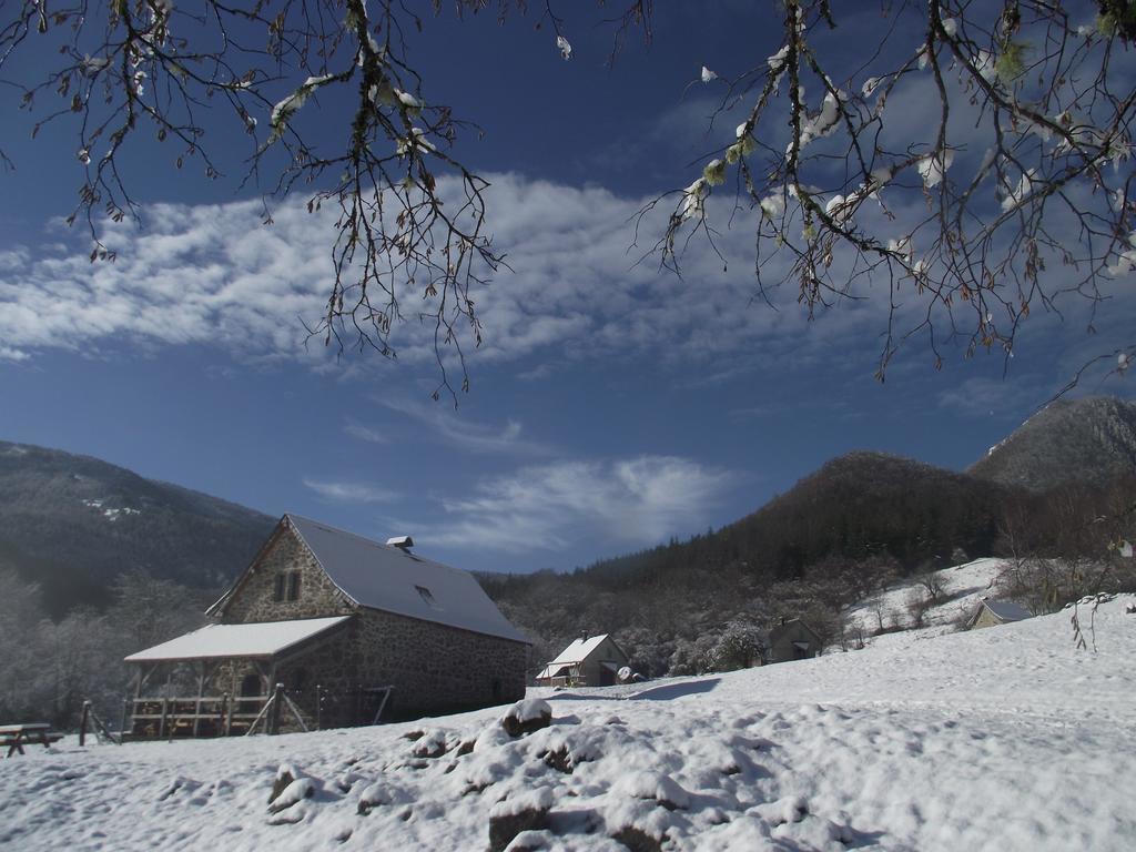 Les Chalets De La Foret D'Issaux Osse-en-Aspe Eksteriør bilde